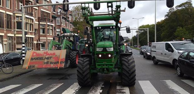 Twee tractoren rijden over de Koningskade in Den Haag.