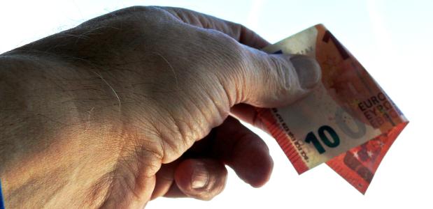 Pixabay Een hand met daarin 10 euro