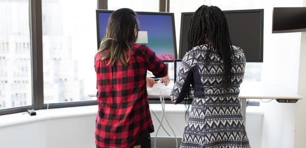 Twee vrouwen op werk