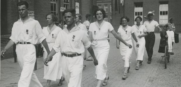 De aankomst van de wandelvereniging Nijmegen op het binnenterrein van de Prins H in 1935