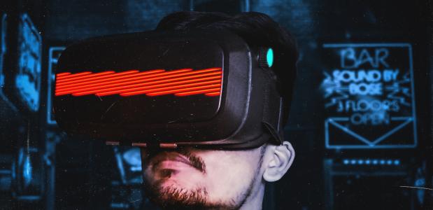 Een man met een VR-bril 