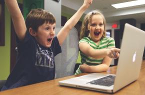 Twee kinderen achter een laptop