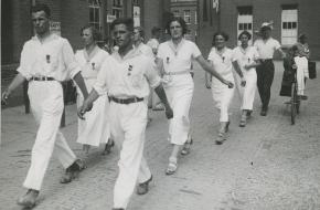 De aankomst van de wandelvereniging Nijmegen op het binnenterrein van de Prins H in 1935