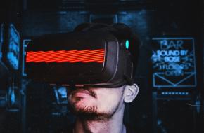 Een man met een VR-bril 