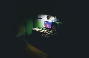 Een computer in het donker