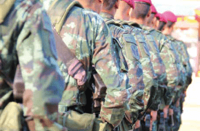 Militairen staan op een rij